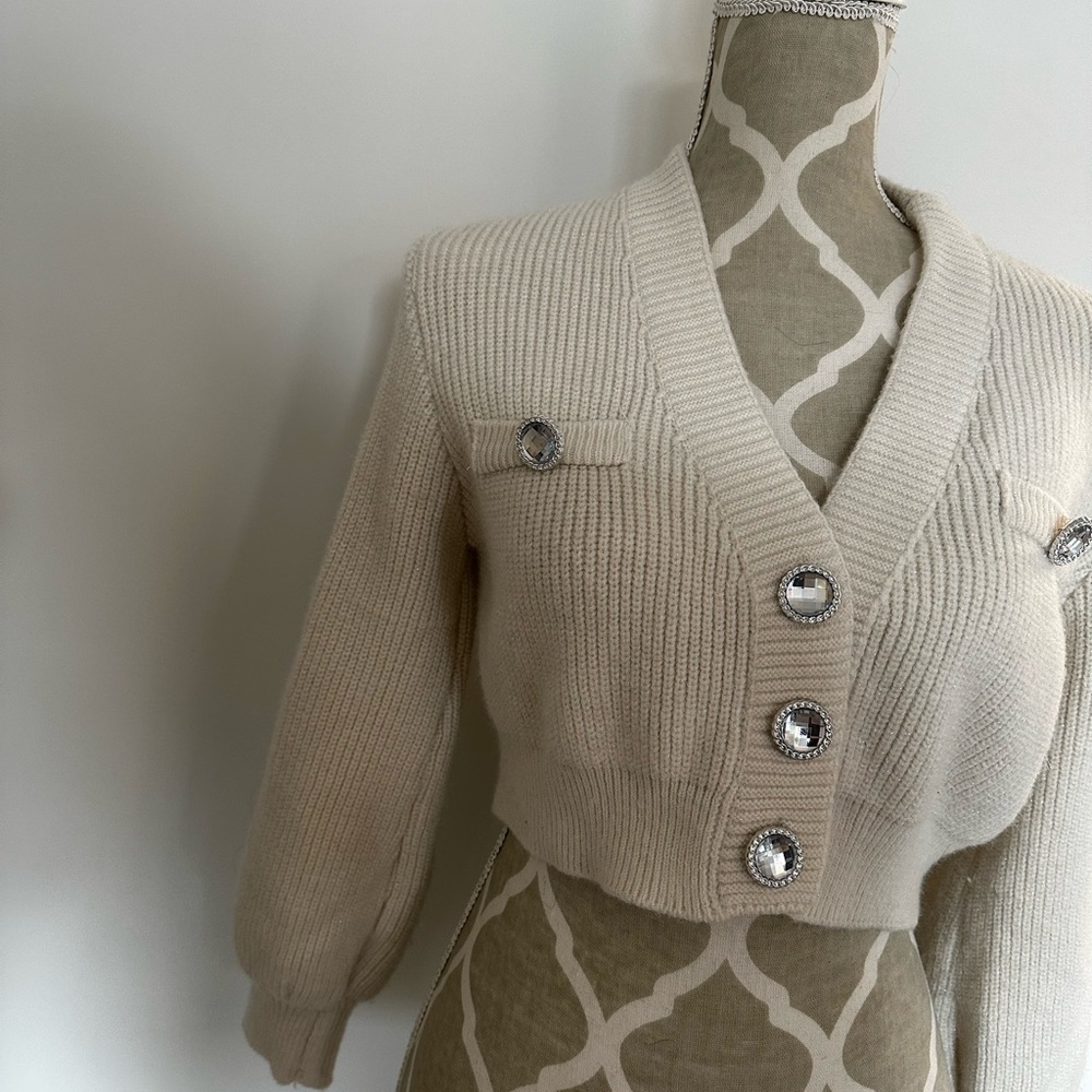 Gorgeous thick knit top with beautiful buttons